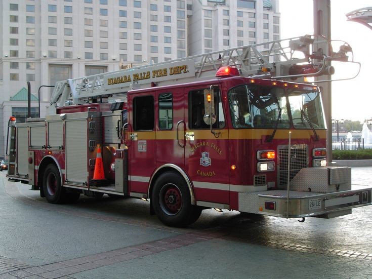 Fire Engines Photos - Niagara Falls Canada Fire engine