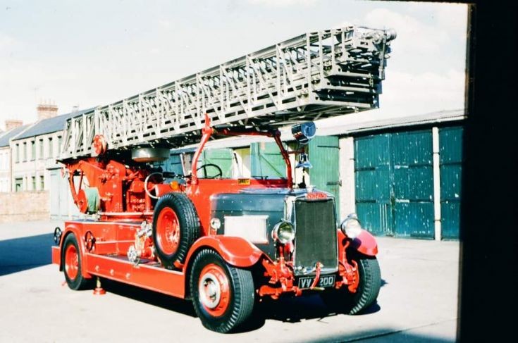 1938 Leyland TLM  104 footladder