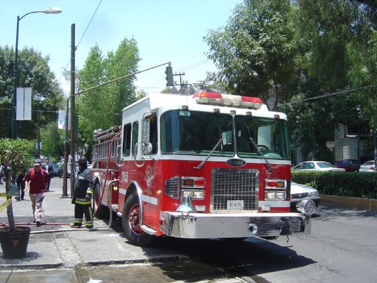 Fire Engines Photos - E-One pumper Mexico City Fire brigade