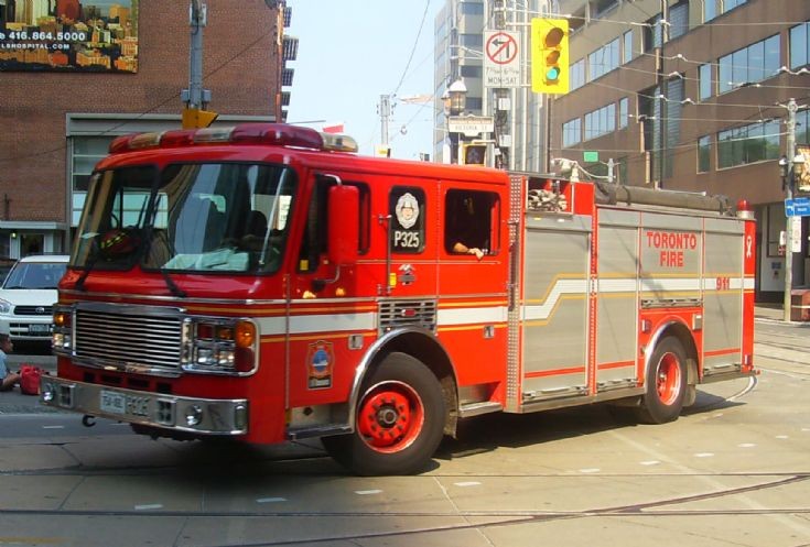 Fire Engines Photos - Toronto Fire Services pump 325
